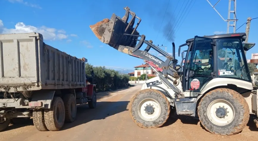 YENİ MAHALLE OVA CADDESİ’NDE ASFALTA HAZIRLIK ÇALIŞMALARI SÜRÜYOR