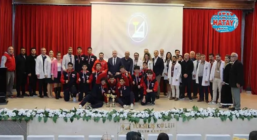 YÜKSELİŞ KOLEJİ FUTSAL TAKIMI'NIN BÜYÜK BAŞARISI MUHTEŞEM GÖSTERİ İLE KUTLANDI