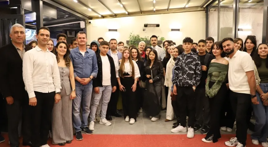 Yüreklerdeki Işık, Yüzlerdeki Gülüşlerle Birleşti