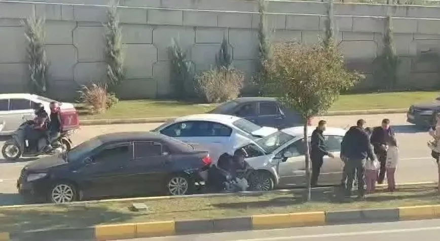 Zincirleme kaza: 3 araç birbirine girdi