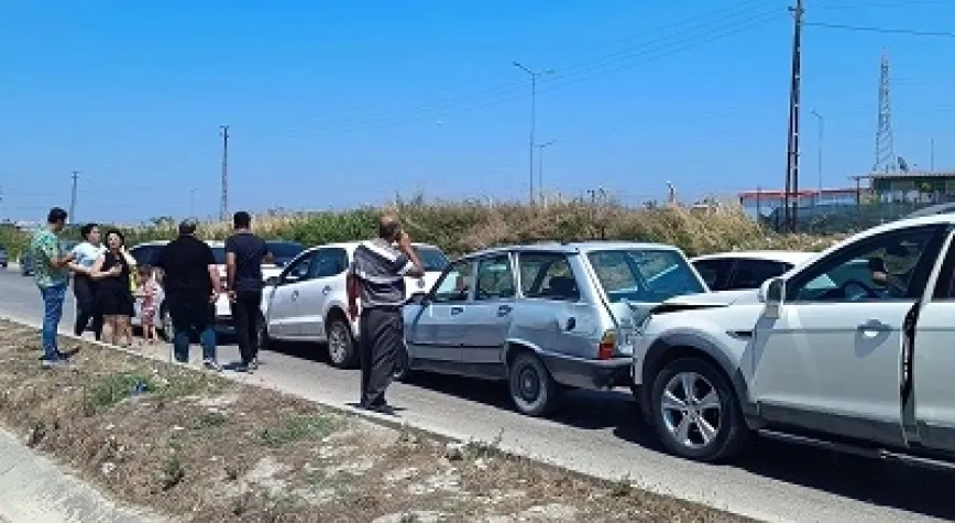 ZİNCİRLEME KAZADA 4 OTOMOBİL BİRBİRİNE GİRDİ